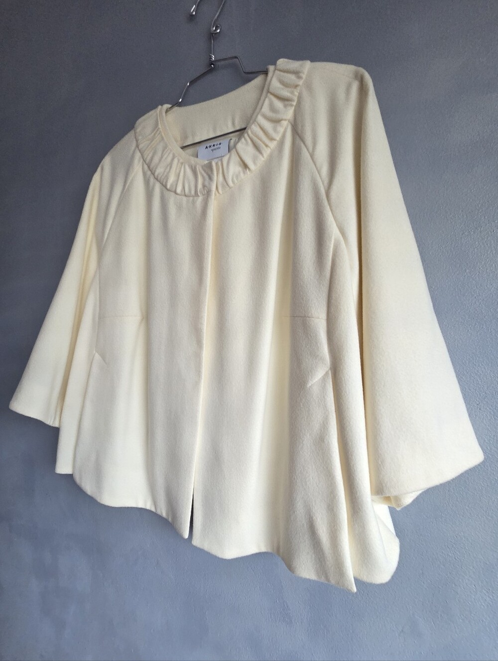 AKRIS PUNTO CREAM CROPPED CAPE COAT SIZE US 12, 14 NWOT